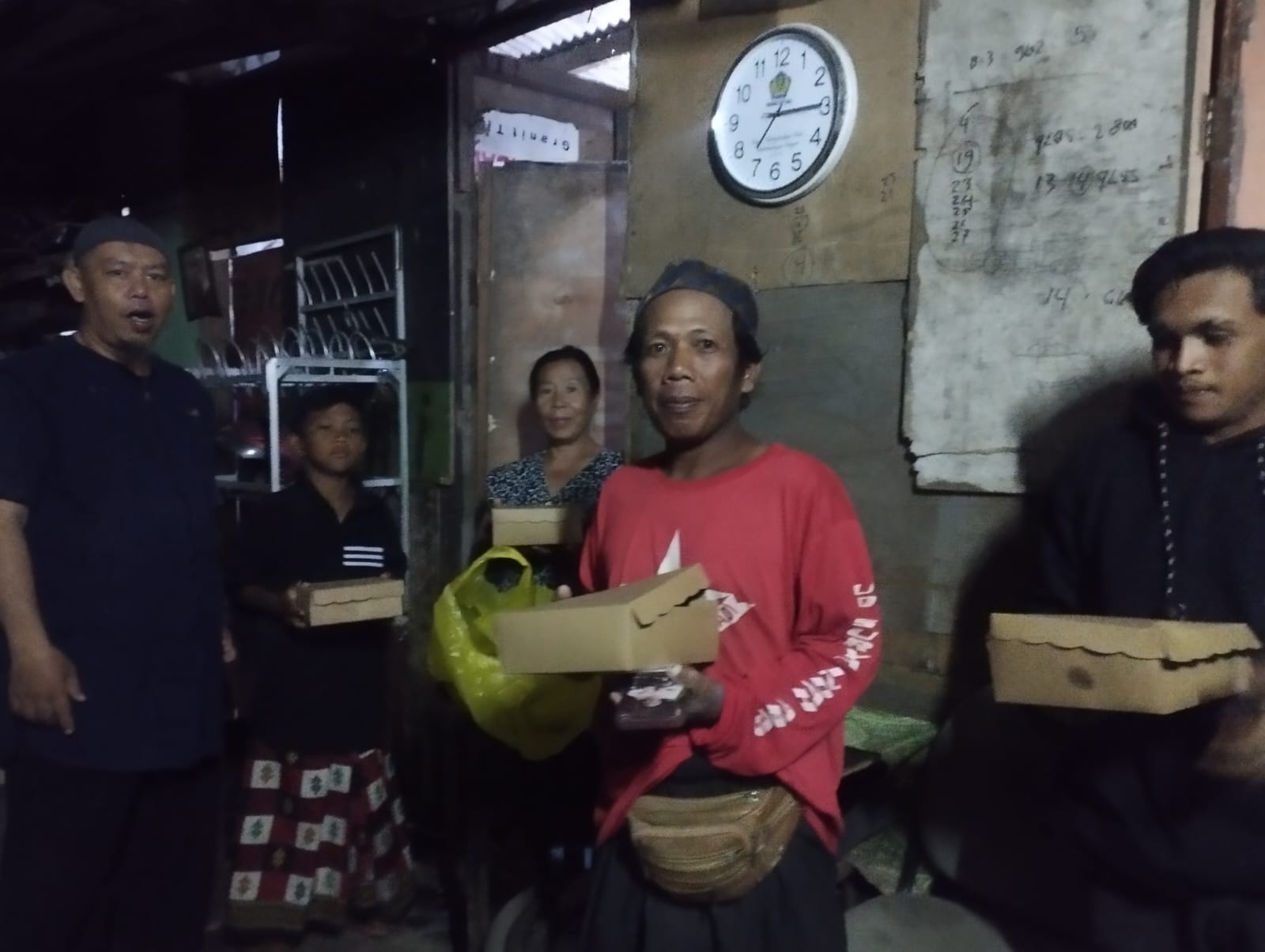 Tim relawan GMP Bali saat mempersiapkan paket nasi fidyah