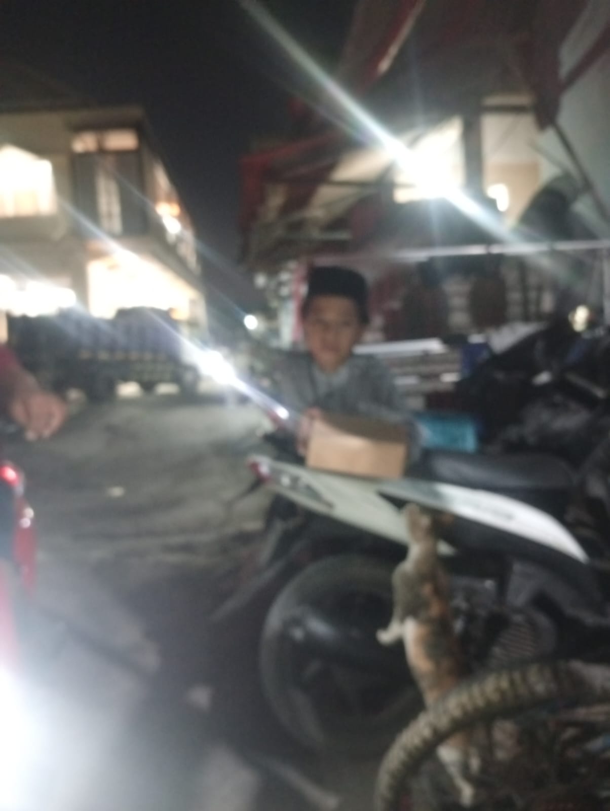 Relawan bersiap menyalurkan paket
