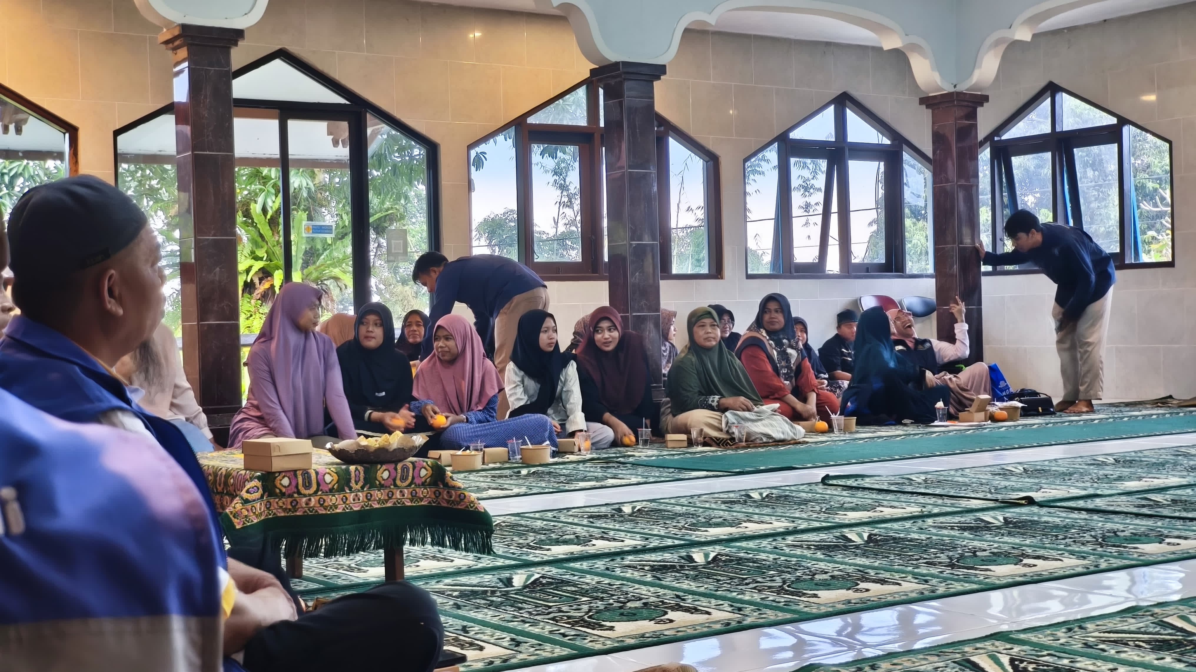 Jamaah menyimak tausiah dengan khidmat