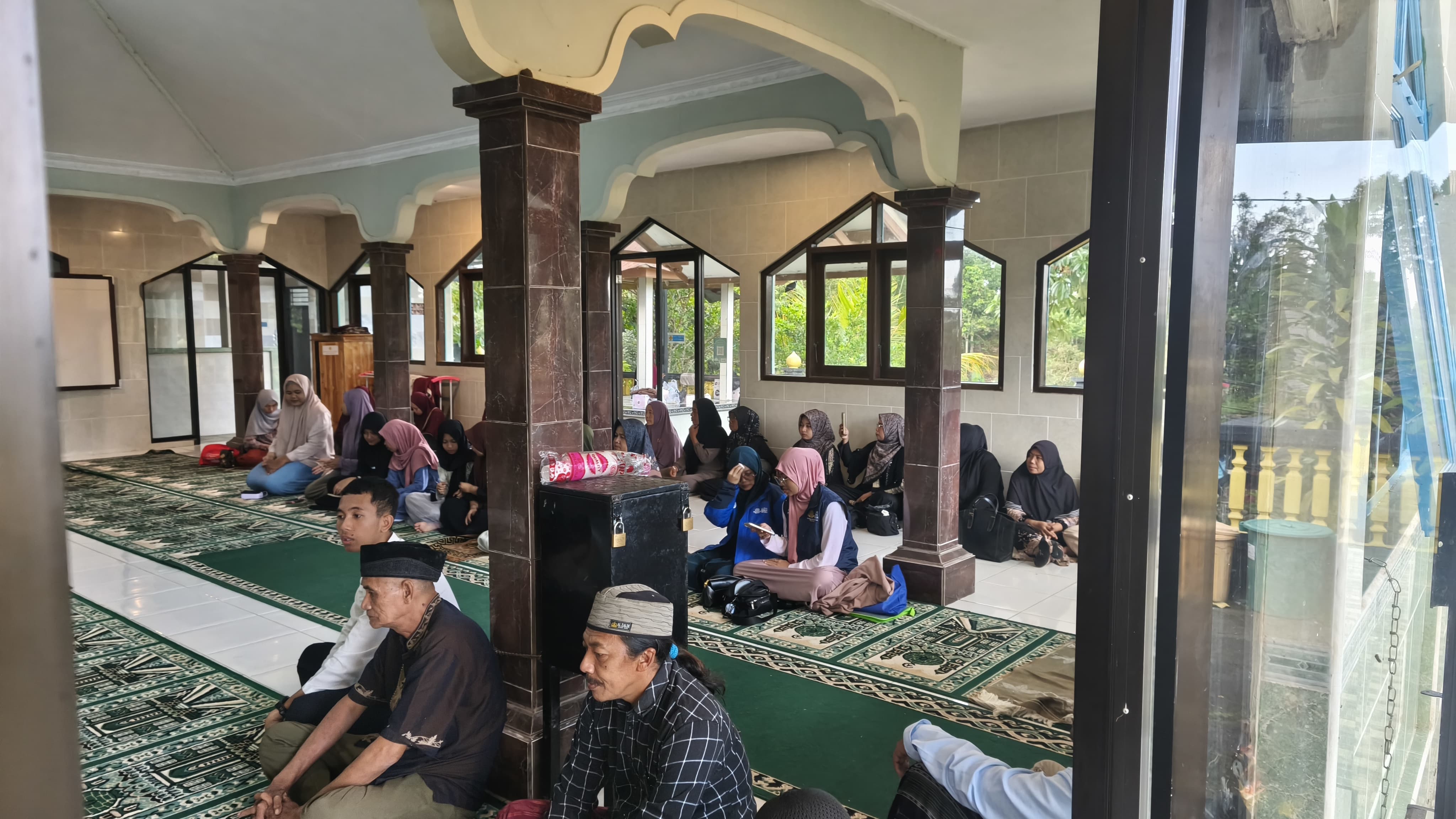 Relawan berinteraksi dengan warga
