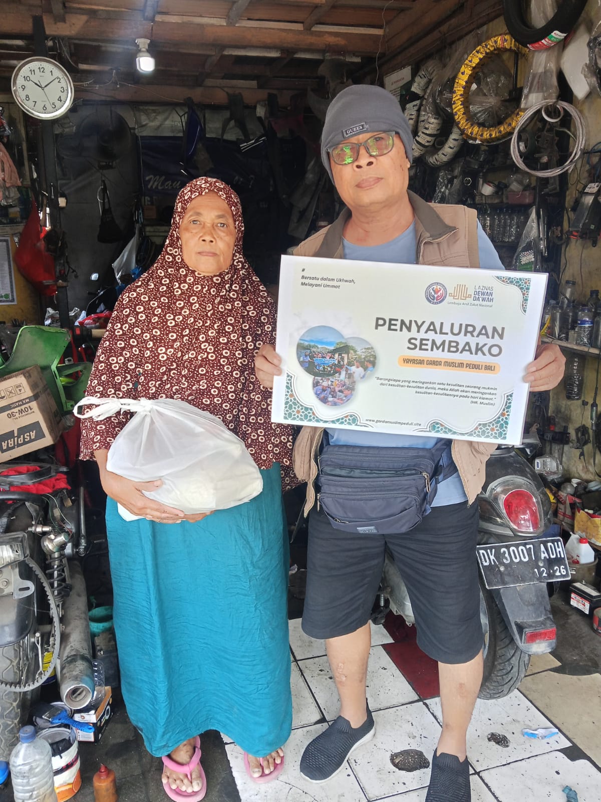 Relawan menyerahkan paket sembako