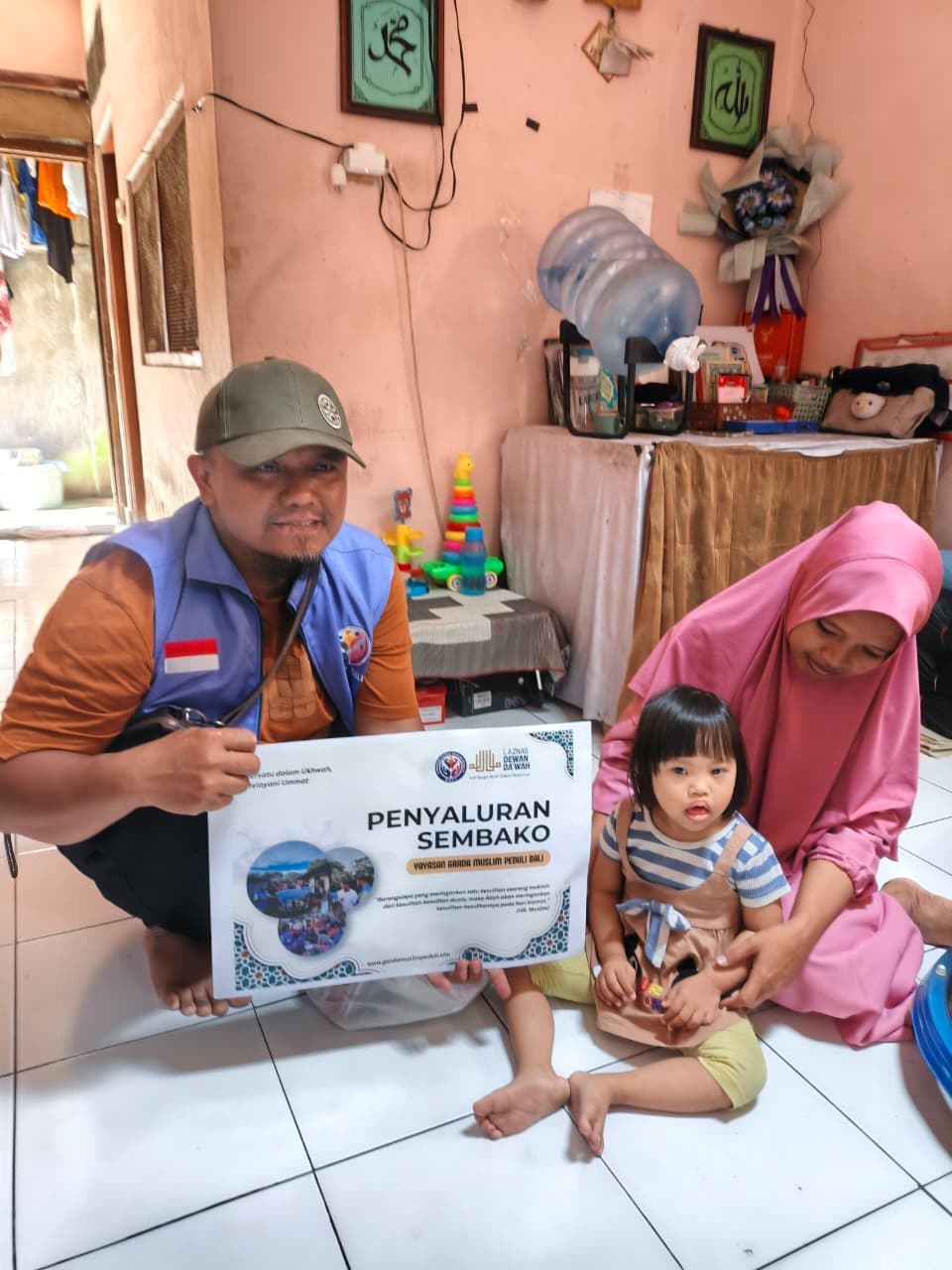 Wajah bahagia penerima sembako