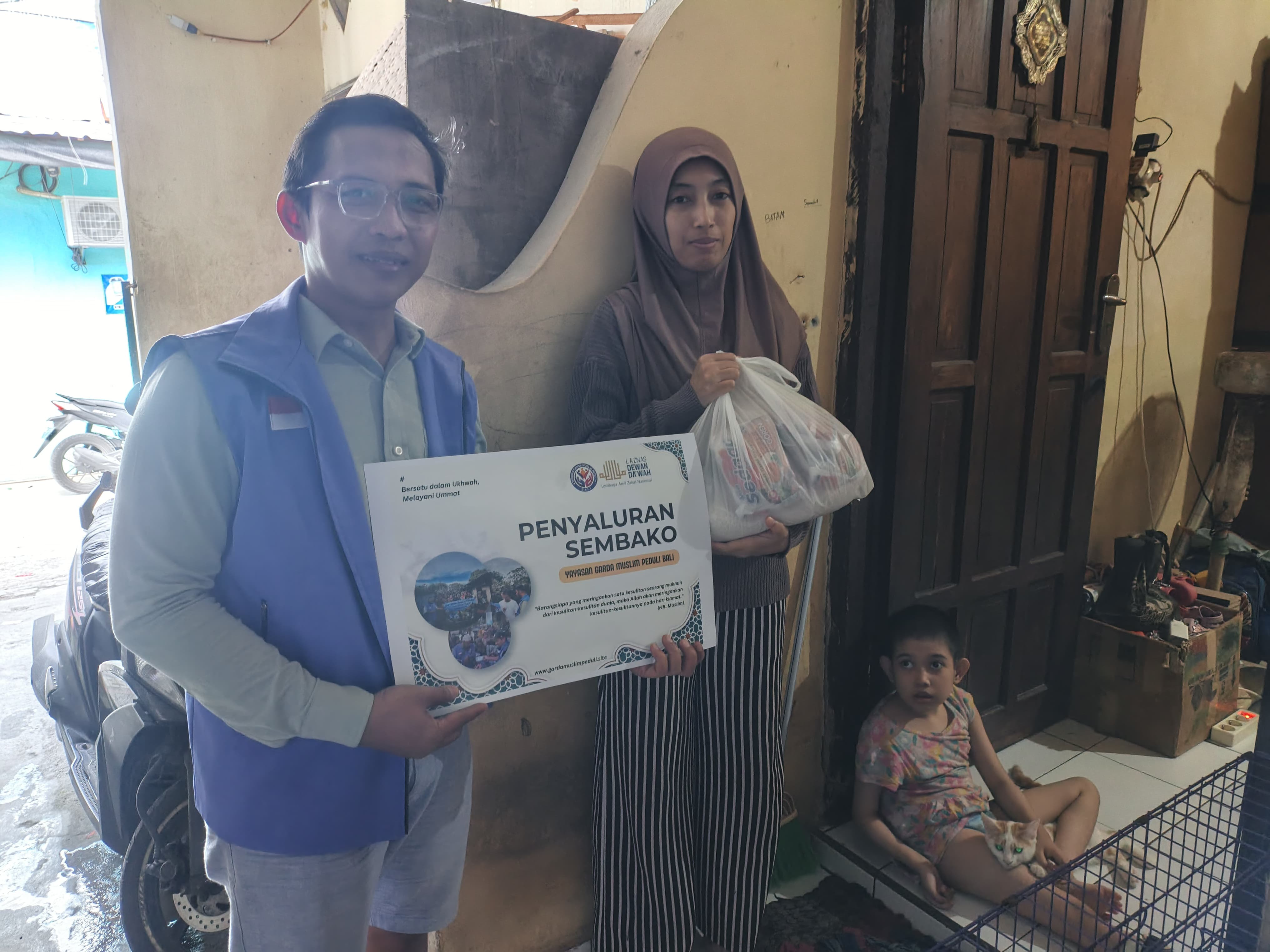 Penyaluran sembako kepada lansia dhuafa